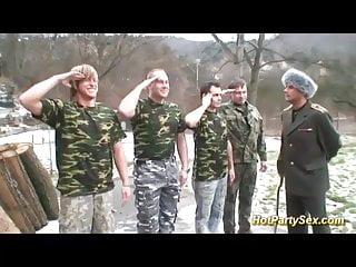 Soldatin wird von zwei Team gefickt