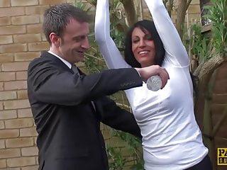 Pasge Schlampen mit gepiercter Möse wird vor dem Fick befullt