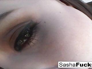 Junges Babe Sasha spielt mit Sextoys