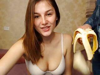 Sie fickt Banane mit ihrer besten Freundin
