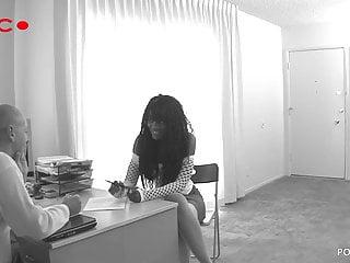 Nyomi Banxxx lässt beim Casting ihre schwarze Fickspalte ficken