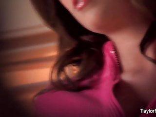 Taylor Vixen spielt mit ihrer Muschi