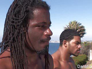 Babes Dana und Brooke beim hardcore interracial vierer