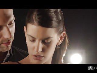 Tschechische Sklavin Candice Dare in der hündchenstellung gefickt