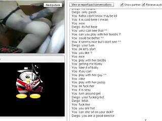 Heisse tätowierte argentinisches Pärchen spielt mit Musik