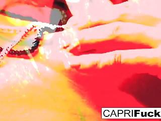 Capri spielt mit ihrer nassen Pussy