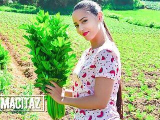 Heiße Latina mit großen Brüsten wird im Auto gepoppt