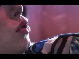 Geiles Girl wird von riesigem Schwanz durchbohrt