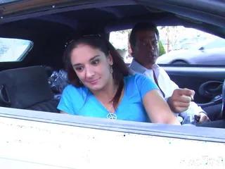 Teenager Sheena Ryder fickt mit ihrem Stiefvater